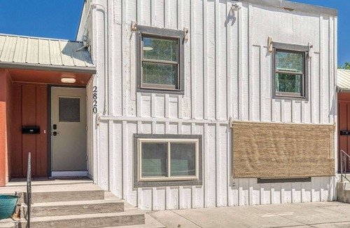 Depot Bench Apartment | Uptown 2 bedroom flat near Train Depot