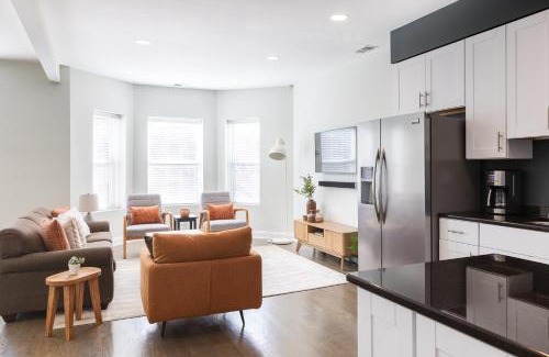 Edgewater Beach Apartment | Uptown Bright & Modern Apt - Steps to Lake, Train, Amazing Food & Free Parking