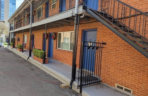 Knox - Henderson Apartment | Uptown Dallas - Comfy 1 bd #6, WiFi, Parking, Near Restaurants & Shops & Safe
