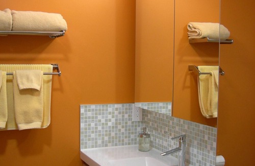 East Isles House | Uptown East Isles: Immaculate, Quiet, MCM Style for Nightly/Monthly Rental