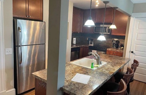 Lowry Hill East Apartment | Uptown Minneapolis - Wedge Neighborhood Apt 3
