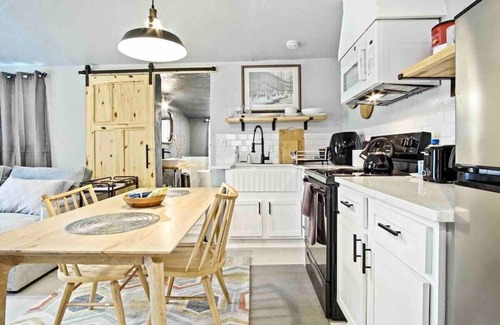 Central Oklahoma City Apartment | Uptown OKC Studio with Soaking Tub | Full Kitchen + Queen Bed | $1600/Month #04
