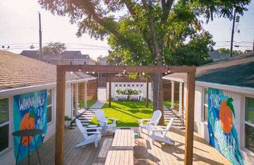 Austin Ave. Condo | Uptown Peach ~Suite Minutes from Magnolia + Baylor