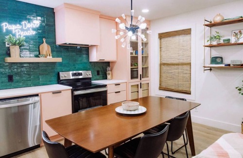 Austin Ave. Condo | Uptown Peach ~Suite Minutes from Magnolia + Baylor