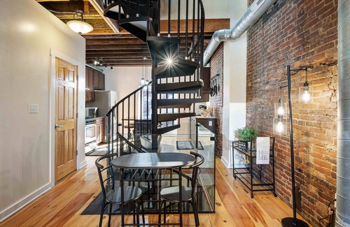 Bluff House | Uptown Stay *Near PPG Paints*