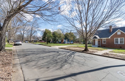 Wesley Heights House | Uptown travellers favorite/Free airport pick-up/Car available/Pets welcome