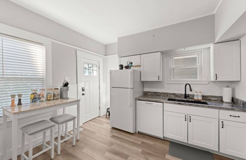 Detroit - Shoreway House | Urban Art Escape in Gordon Sq. W/King Size Bed