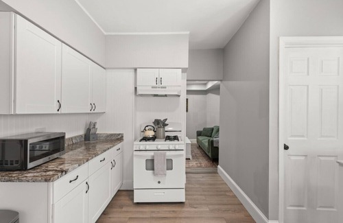 Detroit - Shoreway House | Urban Art Escape in Gordon Sq. W/King Size Bed