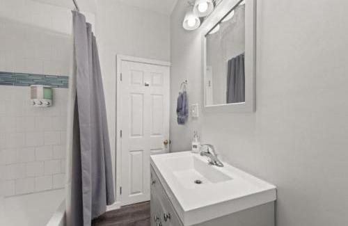 Detroit - Shoreway House | Urban Art Escape in Gordon Sq With King Size Bed