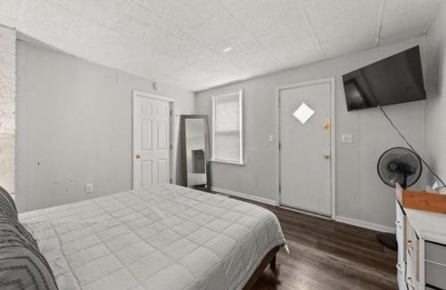 Detroit - Shoreway House | Urban Art Escape in Gordon Sq With King Size Bed