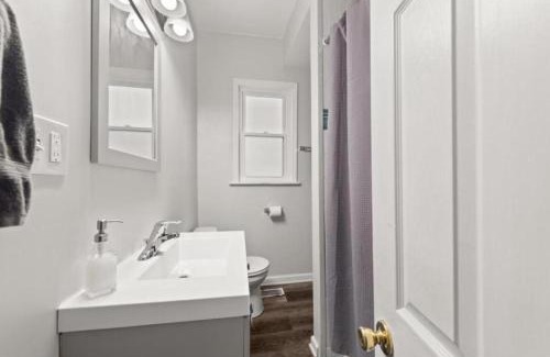 Detroit - Shoreway House | Urban Art Escape in Gordon Sq With King Size Bed