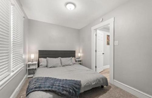 Detroit - Shoreway House | Urban Art Escape in Gordon Sq With King Size Bed