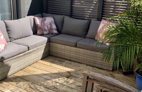 Allambie Heights Apartment | Urban Escape, cosy little getaway, bright and sunny with private deck.