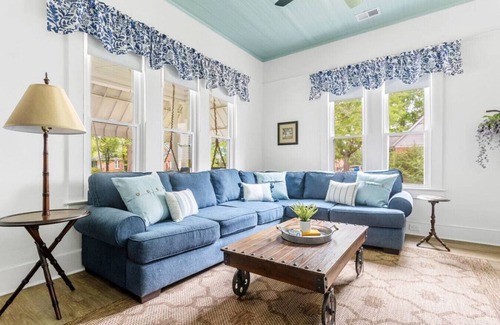 Columbia House | Urban Farmhouse: Sleeps 8, walk to Dining & Drinks