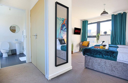 Newport Pagnell House | 🌟Urban House with Pool Table 🎱 Netflix 🍿 Free Parking 🚗 by Yoko Property🌟