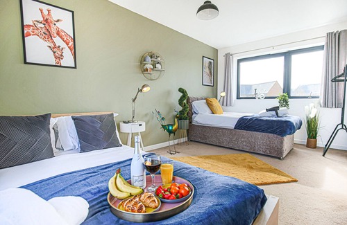 Newport Pagnell House | 🌟Urban House with Pool Table 🎱 Netflix 🍿 Free Parking 🚗 by Yoko Property🌟