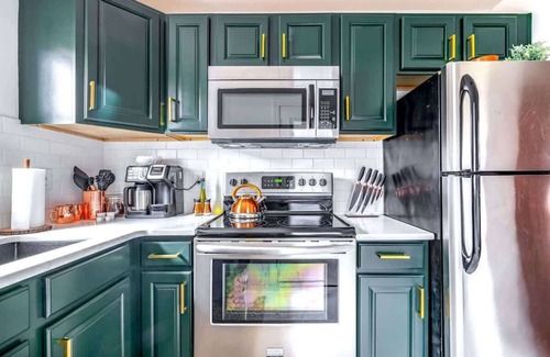 Italian Village House | Urban Jungle- Parking Free – Prime Location - Pets