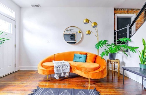 Italian Village House | Urban Jungle- Parking Free – Prime Location - Pets