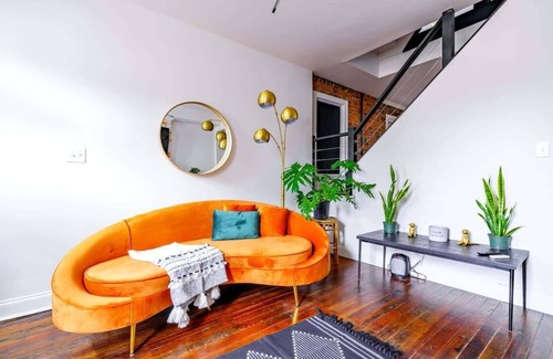 Italian Village House | Urban Jungle- Parking Free – Prime Location - Pets