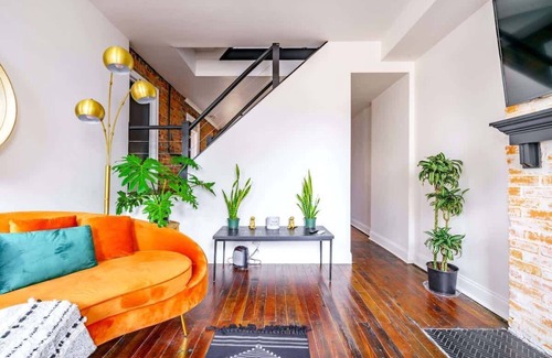 Italian Village House | Urban Jungle- Parking Free – Prime Location - Pets