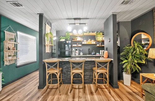 Holiday Beach Apartment | Urban Jungle Themed Apt - Shared Pool - Queen Bed