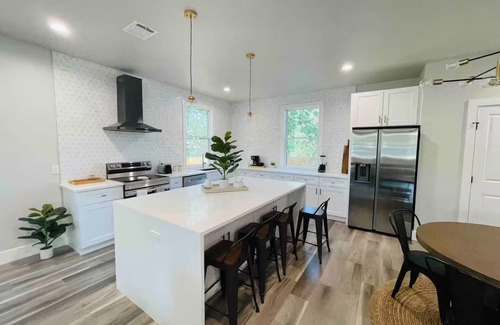 Eastside Promise Neighborhood House | Urban living in downtown SA 3 min from Alamo Dome