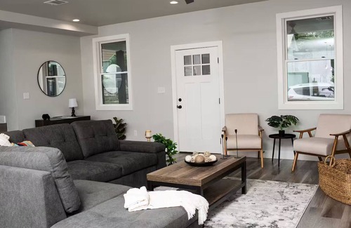 Eastside Promise Neighborhood House | Urban living in downtown SA 3 min from Alamo Dome