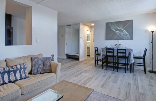 Kensington Apartment | URBAN NEST Entire Cozy condo in trendy Kensington
