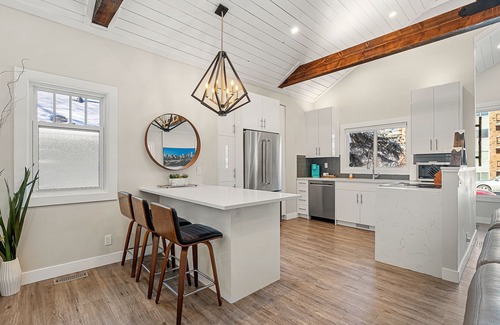 Crescent Heights House | Urban Nest near the Bow River Sleeps 4