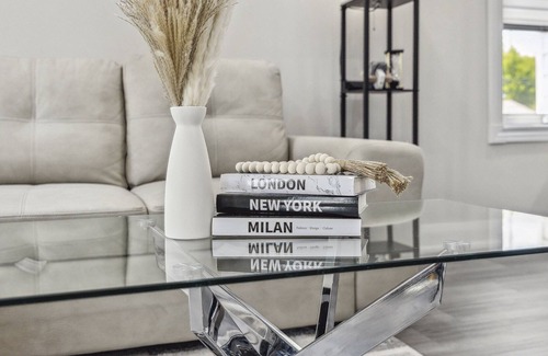 Lakeview House | Urban Oasis: Cozy 3B/1B + Office, 5G, Kitchen, Parking with modern furnishings