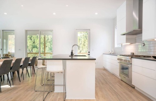 Old Fourth Ward House | Urban Oasis on Beltline. Jacuzzi, rooftop. Walk to restaurants and park