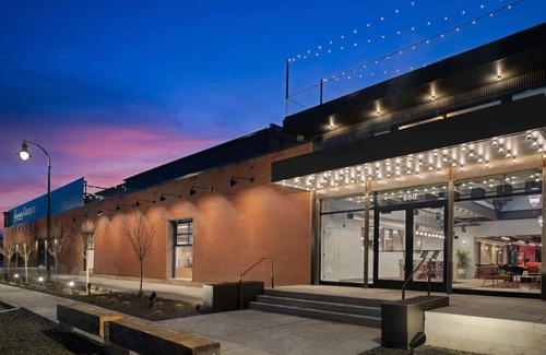 People's Freeway Hotel | Urban Retreat, evo Charm, Close to Outdoor Activities, Dogs Are Welcome!
