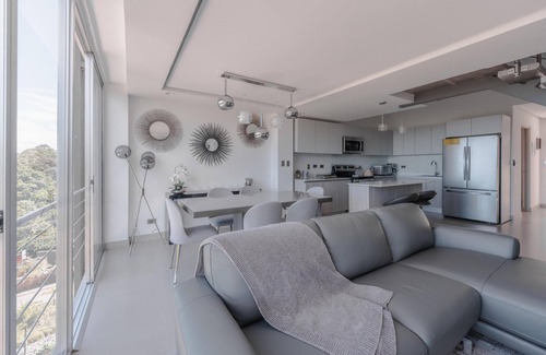 Santa Ana House | Urban Style Wi-Fi and Supreme Views
