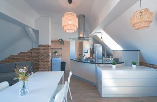 Koenigs Wusterhausen Apartment | Urbanes Dachrefugium mit Balkon