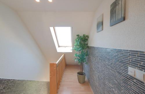 Koenigs Wusterhausen Apartment | Urbanes Dachrefugium mit Balkon