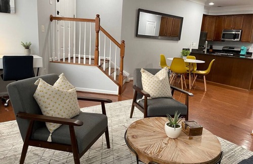 Lakeview House | UrbanHaven - 2BD/2.5BA City/Suburb Living