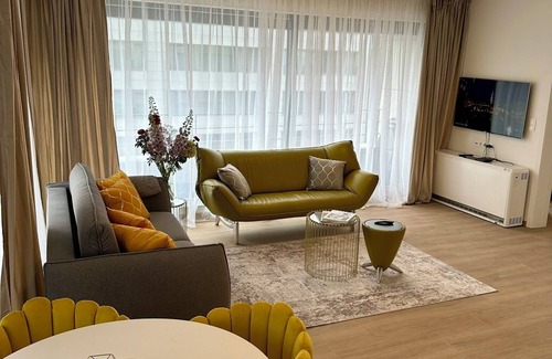 Rogier Apartment | UrbanStay Suites - New and modern Emile Jacqmain Downtown Suite
