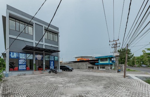 Sampit Hotel | Urbanview Hotel La De Grizz Syariah Sampit by RedDoorz