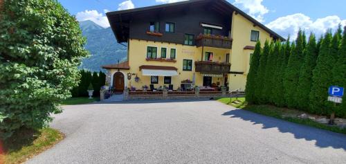Bad Hofgastein Apartment | Urlaub am Krausberghof, Apartment mit Balkon und Parkplatz, Aufenthaltsraum, Sauna und Infrarotkabine, inmitten der Natur, kostenfreie Kaffeekapseln, 6 Fahrminuten zur Alpentherme Gastein und zur Schlossalmbahn, Spielplatz, großer Gartenbereich