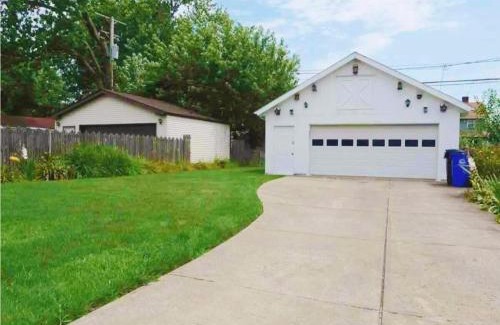 Cleveland House | First Floor Room 8 min from Cle Airport Quiet Street All you need