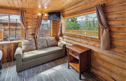 Denali Cabin | Deluxe King w/Sleeper Sofa Dall Suite