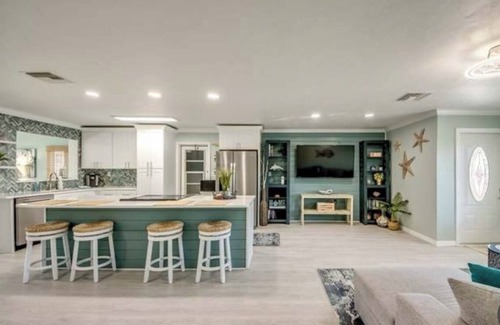 Burnt Store House | Entire home in Matlacha Isles-Matlacha, Floridan4 guests 2 bedrooms 3 beds
