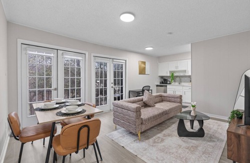 Pemberton Heights Apartment | UT Gaming Suite! Sleeps 5 ! Stay for F1, ACL, Etc!