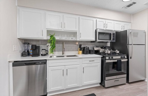 Pemberton Heights Apartment | UT Gaming Suite! Sleeps 5 ! Stay for F1, ACL, Etc!