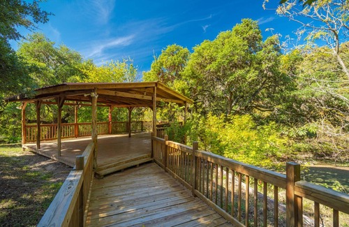 Utopia Cabin | Utopia River Retreat is a secluded paradise nestled along the Sabinal River in the Texas Hill Country.