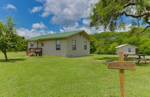 Utopia Cabin | Utopia River Retreat is a secluded paradise nestled along the Sabinal River in the Texas Hill Country.