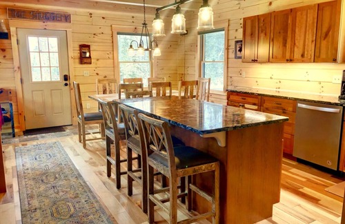 Bethlehem Cabin | UV Log home w/Cannon MT views! Minutes to attractions. Fireplace, Pool Table, AC, dog friendly!