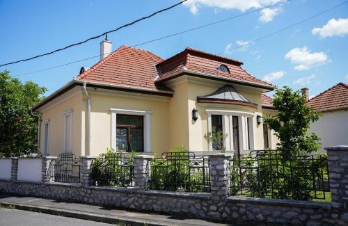 Diosgyor Villa | Várkert Deluxe Apartmanház