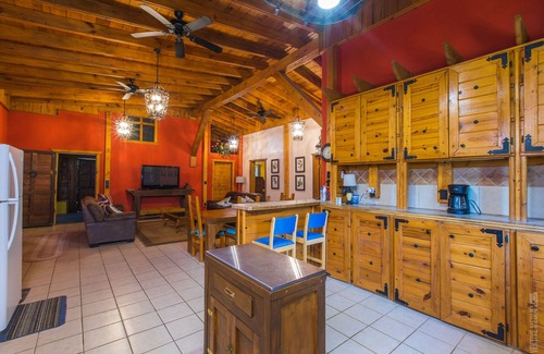 Brookeland House | V#1 Beautiful Villa in Sam Rayburn-best value, lots of parking, 7-9 guests