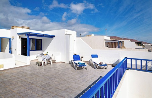 Caleta de Sebo Apartment | Vacation Apartment 'Toledo' with Sea View, Private Terrace and Wi-Fi